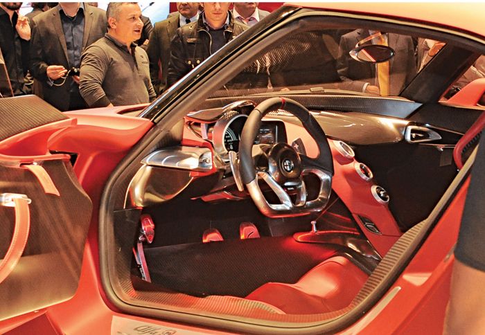 Iδιαίτερη και στο εσωτερικό της, η νέα Alfa Romeo 4C προκαλεί τις αισθήσεις.